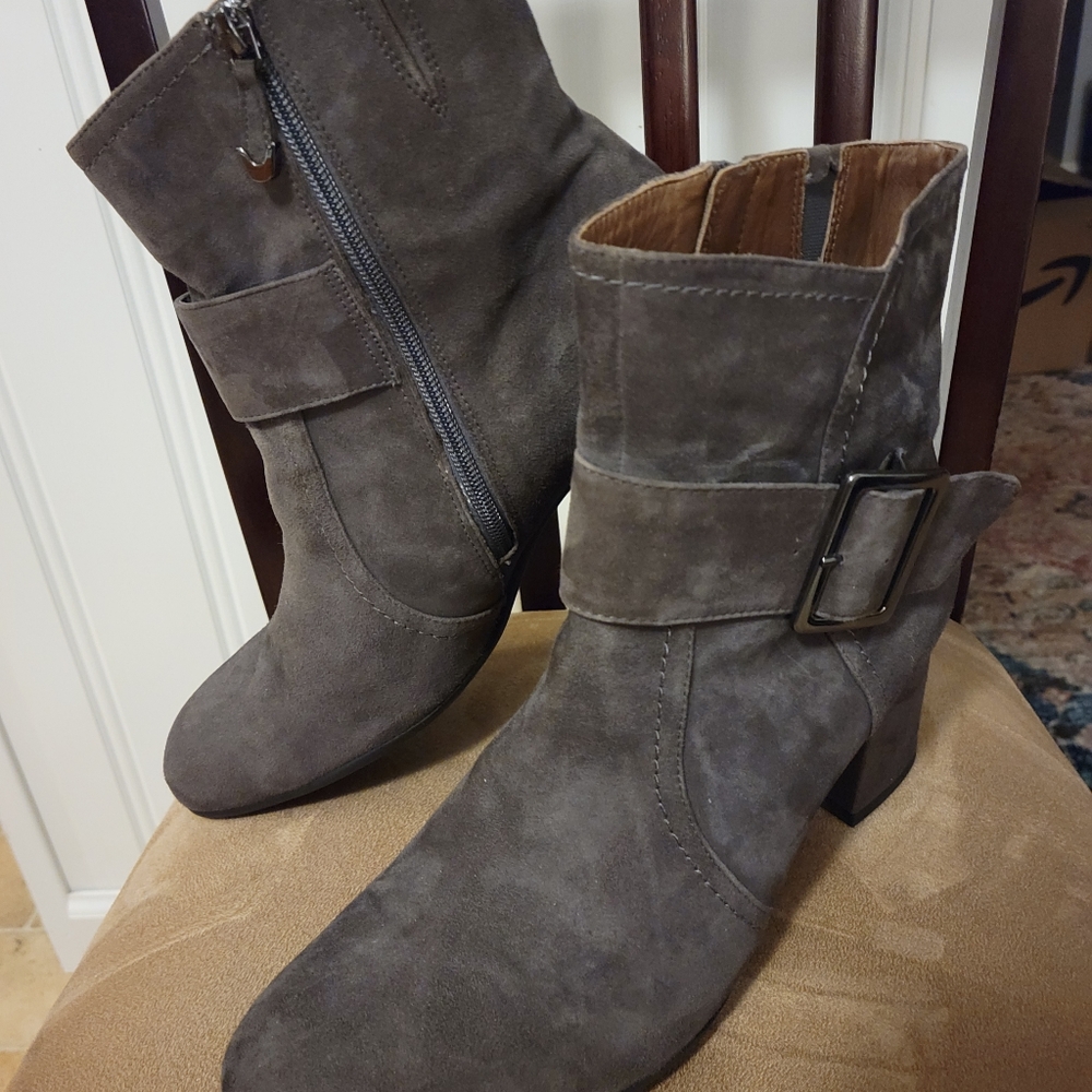 Earthies ladies size 12 suede boots